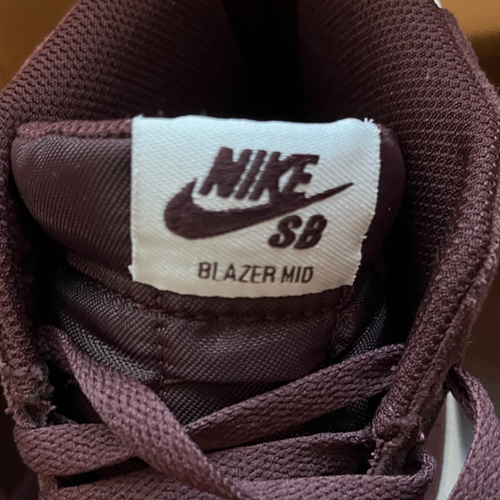 Nike Men’s SB Blazer Sneakers in Burgundy and White - Picture 5 of 7
